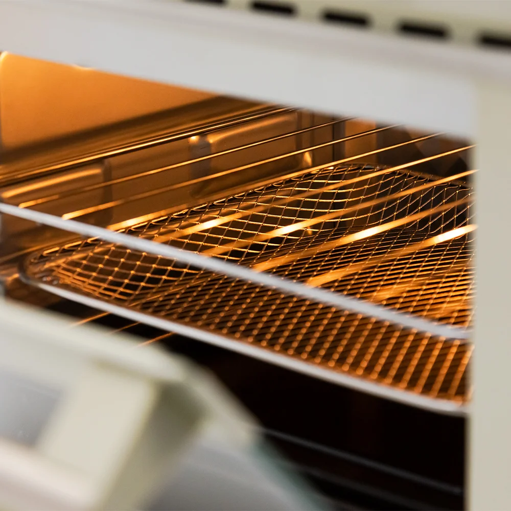 Бытовая микроволновка с поворотным столиком внутри